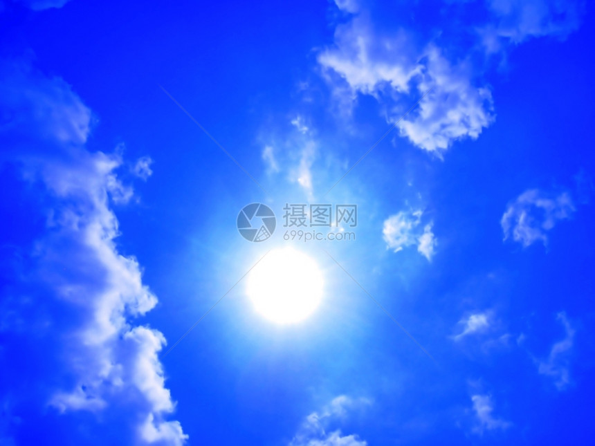 自由气候蓝天与云和太阳堂图片