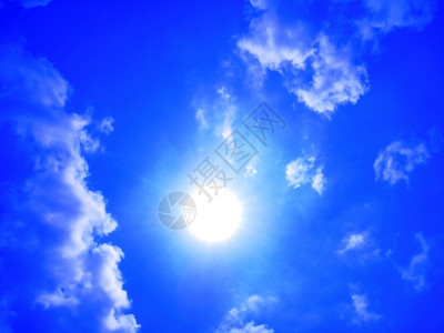 自由气候蓝天与云和太阳堂图片