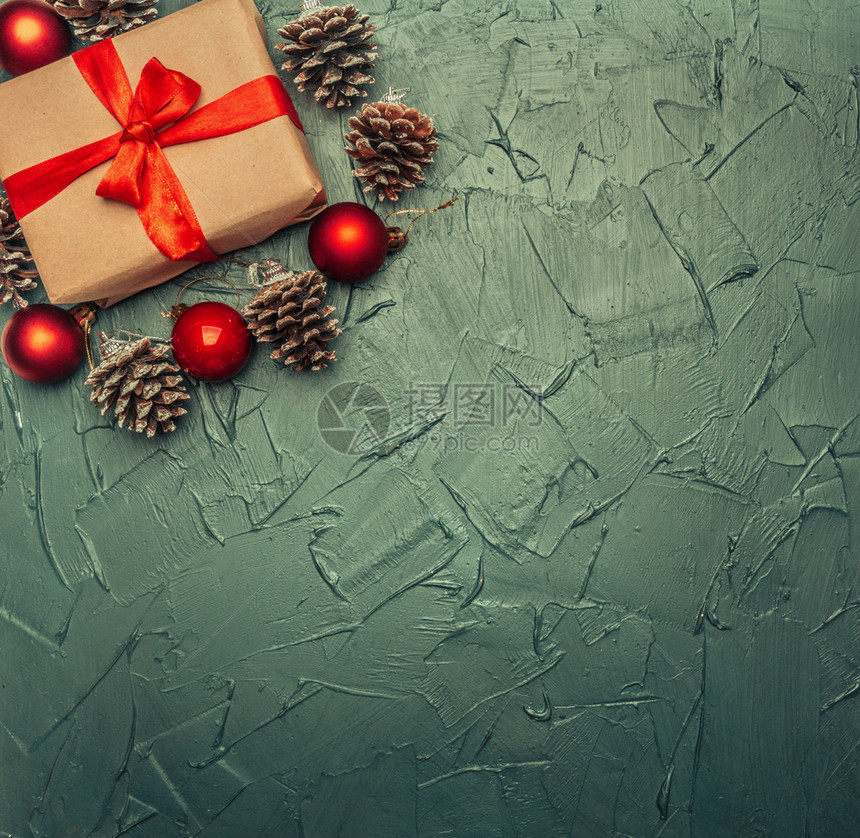 象征家庭圣诞节概念贺卡礼品箱圣诞玩具和锥体灰色背景的文字平铺空间新的图片