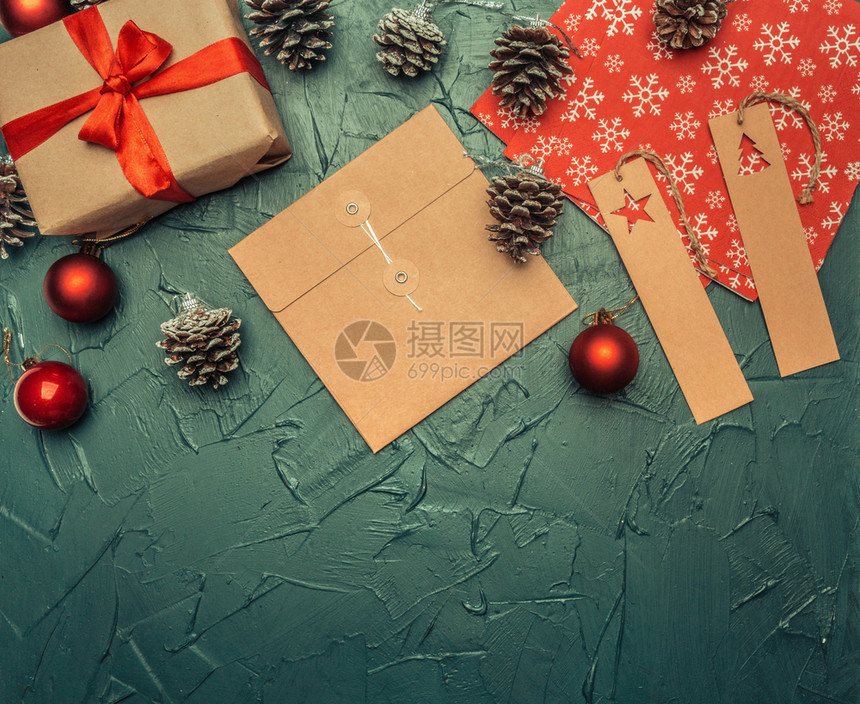 卡片展示圣诞节概念贺卡礼品箱圣诞玩具和锥体灰色背景的文字平铺空间假期图片