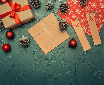 卡片展示圣诞节概念贺卡礼品箱圣诞玩具和锥体灰色背景的文字平铺空间假期图片
