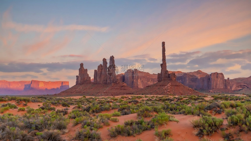 风景优美黄昏国亚利桑那州日落时美国古迹谷的Totem极和沙丘旅行图片