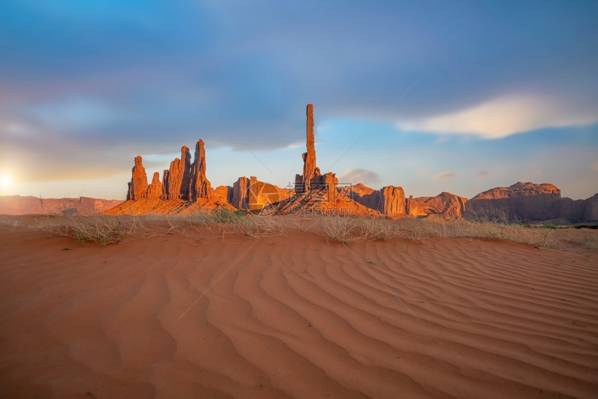 峡谷沙漠图腾美国亚利桑那州日落时美国古迹谷的Totem极和沙丘图片