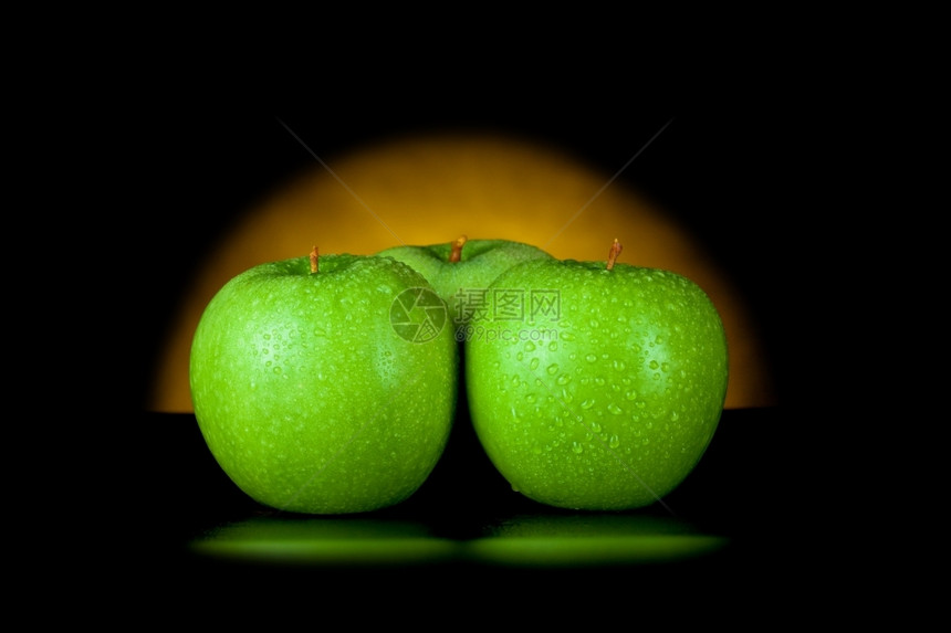 维他命蓝色的桌子黄光绿苹果在黑色上隔绝图片