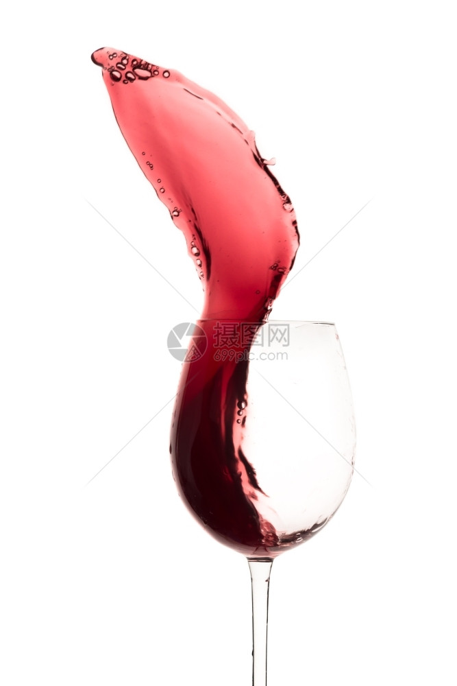 红酒杯碗葡萄从玻璃杯中喷出孤立在白色上玫瑰图片