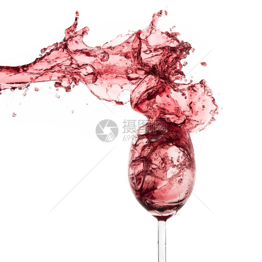 波尔多红葡萄酒从玻璃杯中喷出孤立在白色上成熟海浪图片