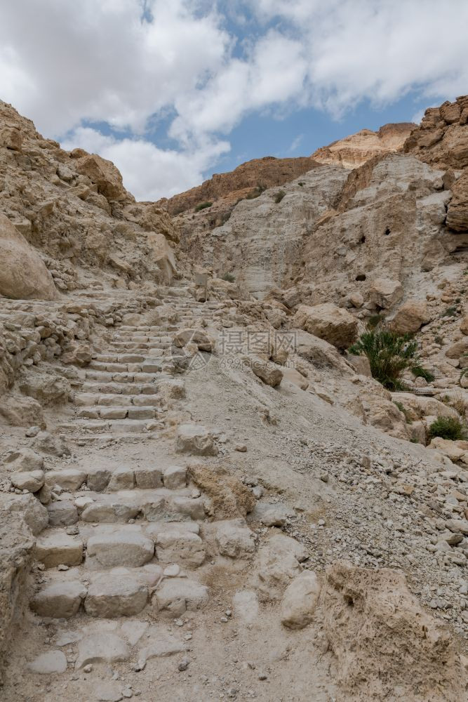考古学结石在Israel岛的Masada山上80个步骤中有80个步骤是到masada山顶旅行图片