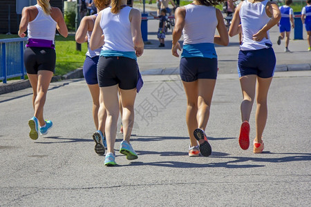年轻女孩团体朋友在市街上奔跑女士人们夏天图片