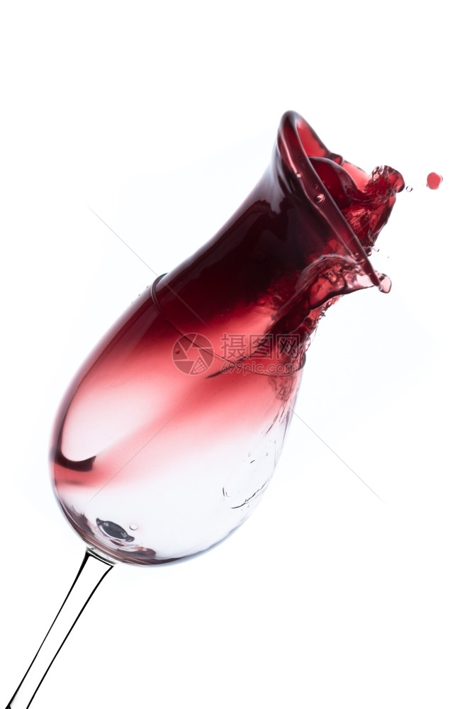 玻璃器皿红葡萄酒从玻璃杯中喷出孤立在白色上工作室成熟图片
