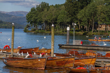 温德米尔湖英国坎布里亚郡湖区鲍内斯温德米尔边缘的码头和船只旅行反射英语背景