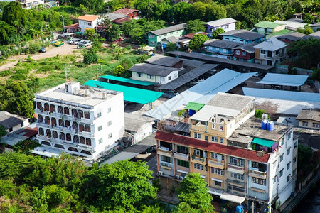 拥有高楼和小房子的曼谷市居住密度很大现代的城市图片