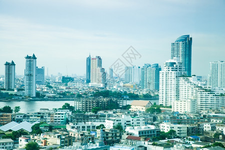天空拥有高楼和小房子的曼谷市居住密度很大交通图片