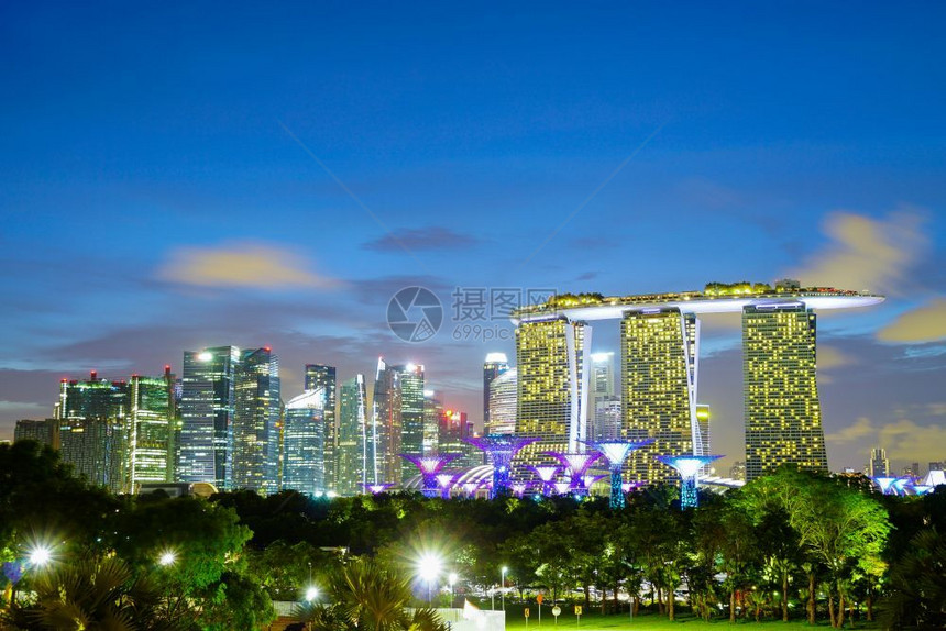 新加坡夜间建筑和市摩天大楼的城景色在晚上新加坡城市夜晚反射镇图片