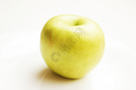 单身的鲜新美味绿苹果营养丰富明亮的图片