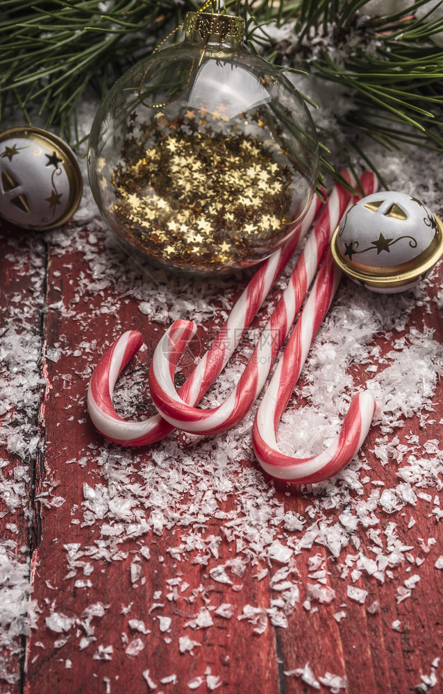 有条纹的最佳优质红木本底圣诞装饰品松树枝和糖果手杖紧闭图片