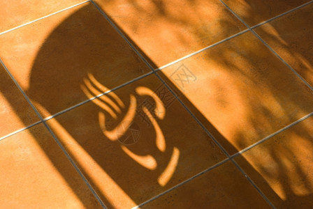 邋遢标识红砖地板上咖啡标志的阴影新鲜图片