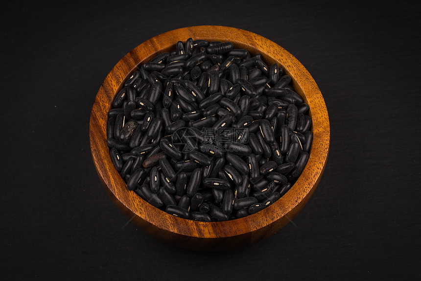 美味的饮食深黑背景木碗中的眼豆结石图片