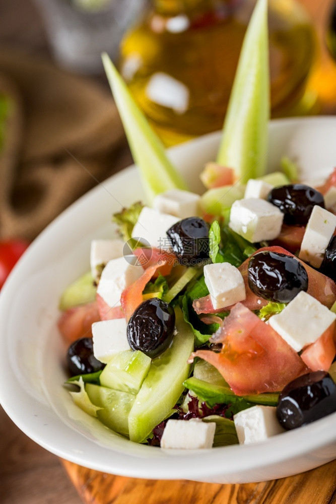 营养地中海混合健康沙拉在木制桌上的白碗中新鲜图片