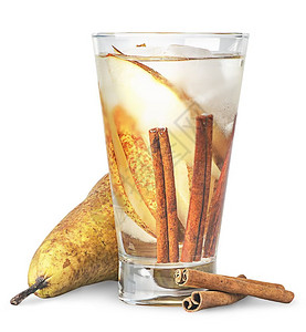 汗流浃背玻璃戳白底孤立的流汗柠檬汁杯中的梨和肉桂图片