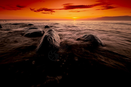 沿海傍晚的岩石黄风天空德国图片