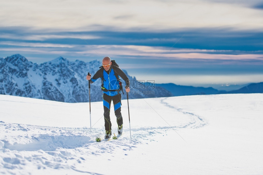 雪山登山者阿尔卑斯锻炼图片