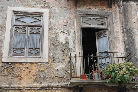 外部的邻里在葡萄牙斯本的阳台和窗户被损坏的贫困社区民灰泥图片
