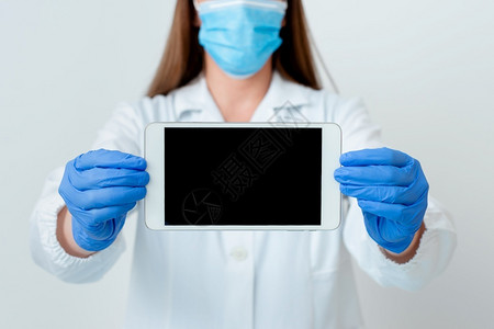 手拿平板电脑的外科医生背景图片
