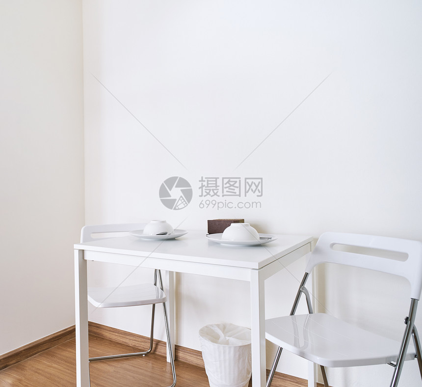 贮存房间架子白色桌配折叠椅现代厨房式公寓室内装饰概念的白桌图片