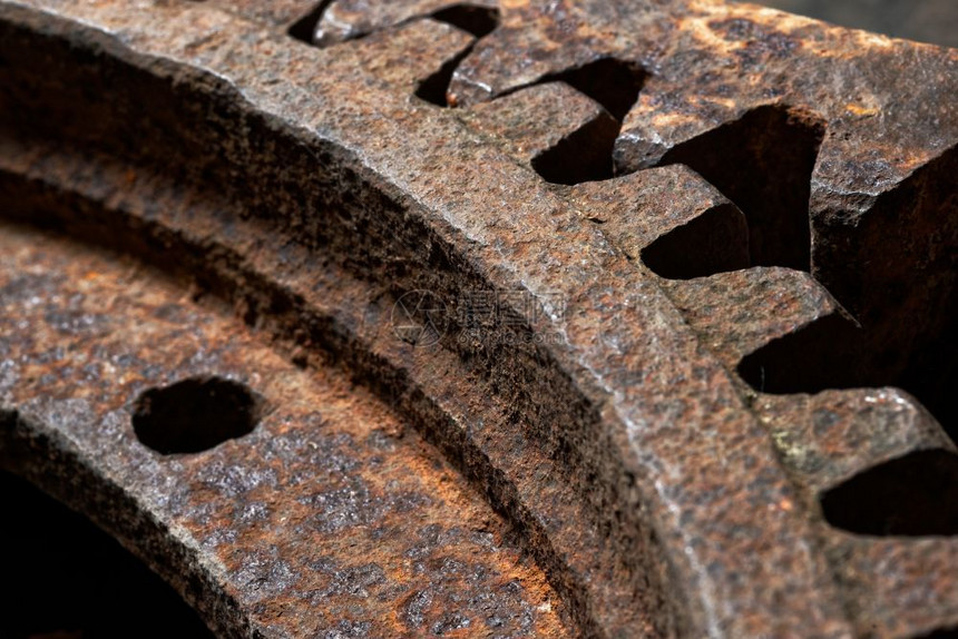 车轮弄脏两种相互连接的钢旋轮非常古老生锈近身拍摄工业抽象和老式生锈的旋轮为了图片