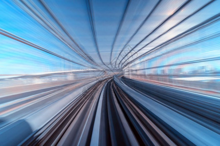 日本火车在日本东京隧道之间移动的横滨线东京日式本列火车上的动态模糊了潮流运动的向曼谷快速地追踪设计图片