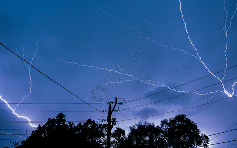金属丝天空在暴风雨中击电线上方的灯泡源图片