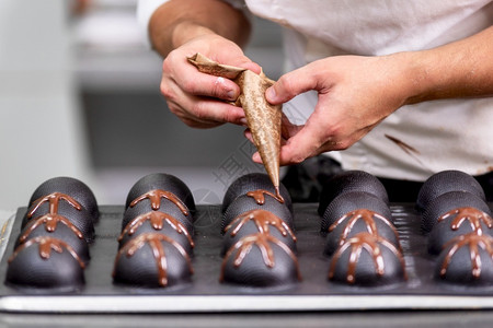 在糖果店制作巧克力糖果的专业店制作巧克力糖果的专业店厨房蛋糕烹饪图片