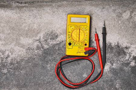 DIY家用电工作具概念灰化水泥背景的旧黄色多米电压工程师黄色的图片