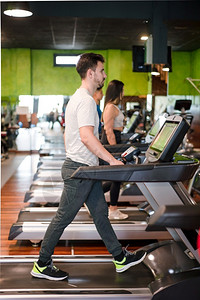 赛跑者男人做有氧运动在健身房的跑步机上锻炼高质量照片男人做有氧运动在健身房的跑步机上锻炼走速度图片