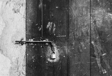 入口近视铁锁在有天气的木门上近观铁锁在有天气的木门上监狱保护图片