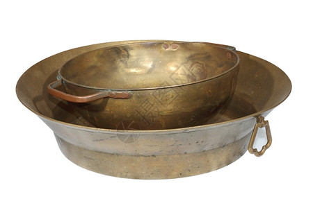装饰古老手工制铜锅在白色背景上分离水壶黄铜图片