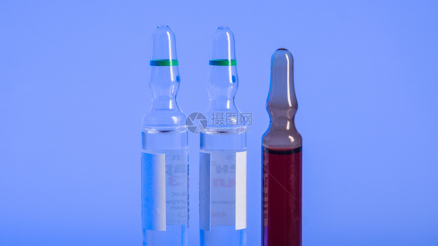 桌面上的玻璃疫苗瓶图片