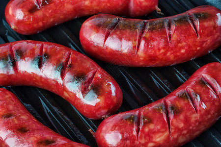烤炉上带金皮的炸香肠传统食物的概念烤炉上带金皮的香肠晚餐肉图片