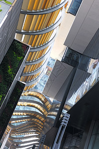 现代建筑装饰中的螺旋和曲线屋顶金属透明场景图片
