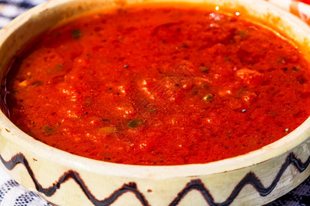 敷料红色的土制番茄酱紧贴传统生菜碗粘图片