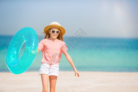 可爱的小女孩在海滩玩耍图片