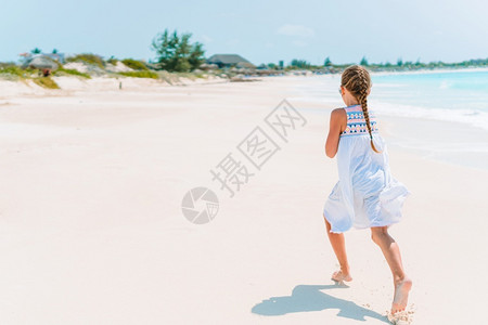 夏天小女孩在海边玩耍图片
