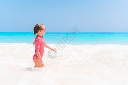 夏天在海边玩耍的女孩图片