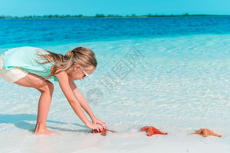 在海边玩耍的女孩背景图片