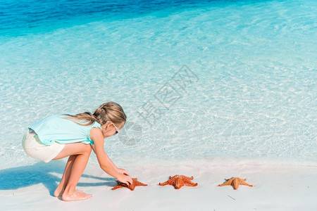 在海边玩耍娱乐的小女孩图片