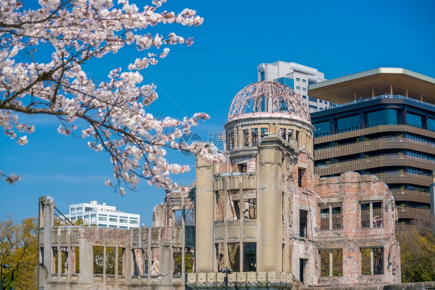 广岛日本原圆顶的景象教科文组织世界遗产址樱花盛开日本人春天景观图片
