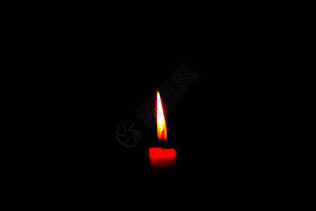 在黑色背景上闪亮燃烧的灯光蜡烛伤大教堂灵图片
