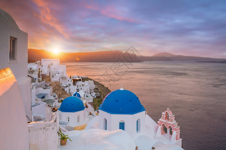 吸引力城市景观旅游圣托里尼岛奥亚镇城市景色希腊日落时全景图片