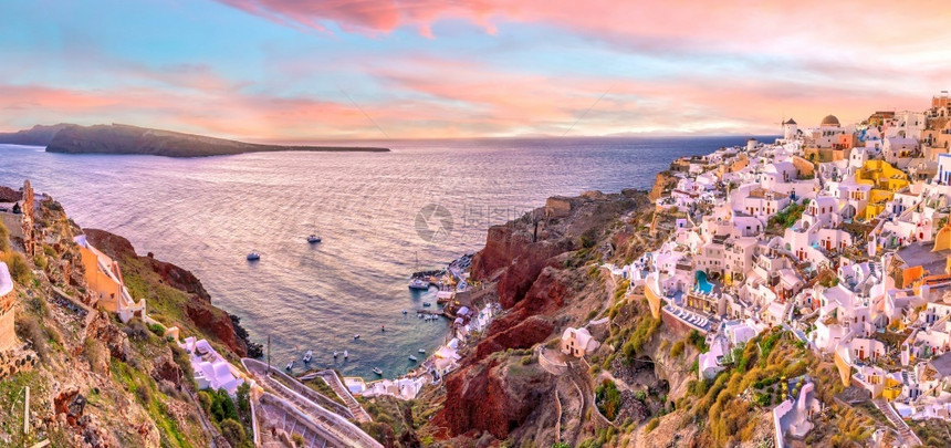 巡航景观著名的圣托里尼岛奥亚镇城市景色希腊日落时全景图片