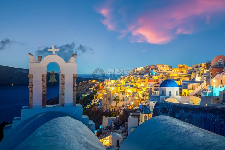 圣托里尼岛奥亚镇城市景色希腊日落时全景采取旅行假期图片